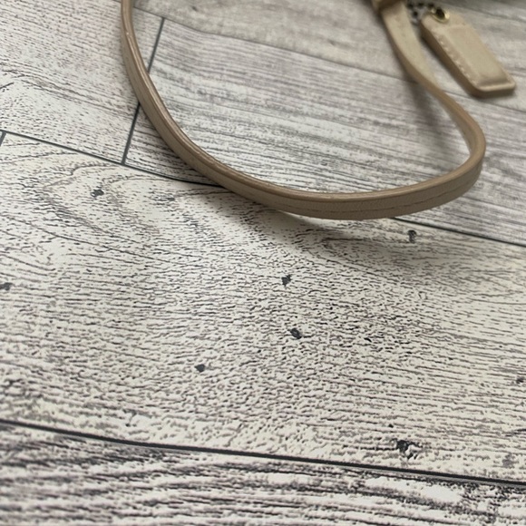 Coach Wristlet Leather Cream Gold Hearts - Picture 6 of 7